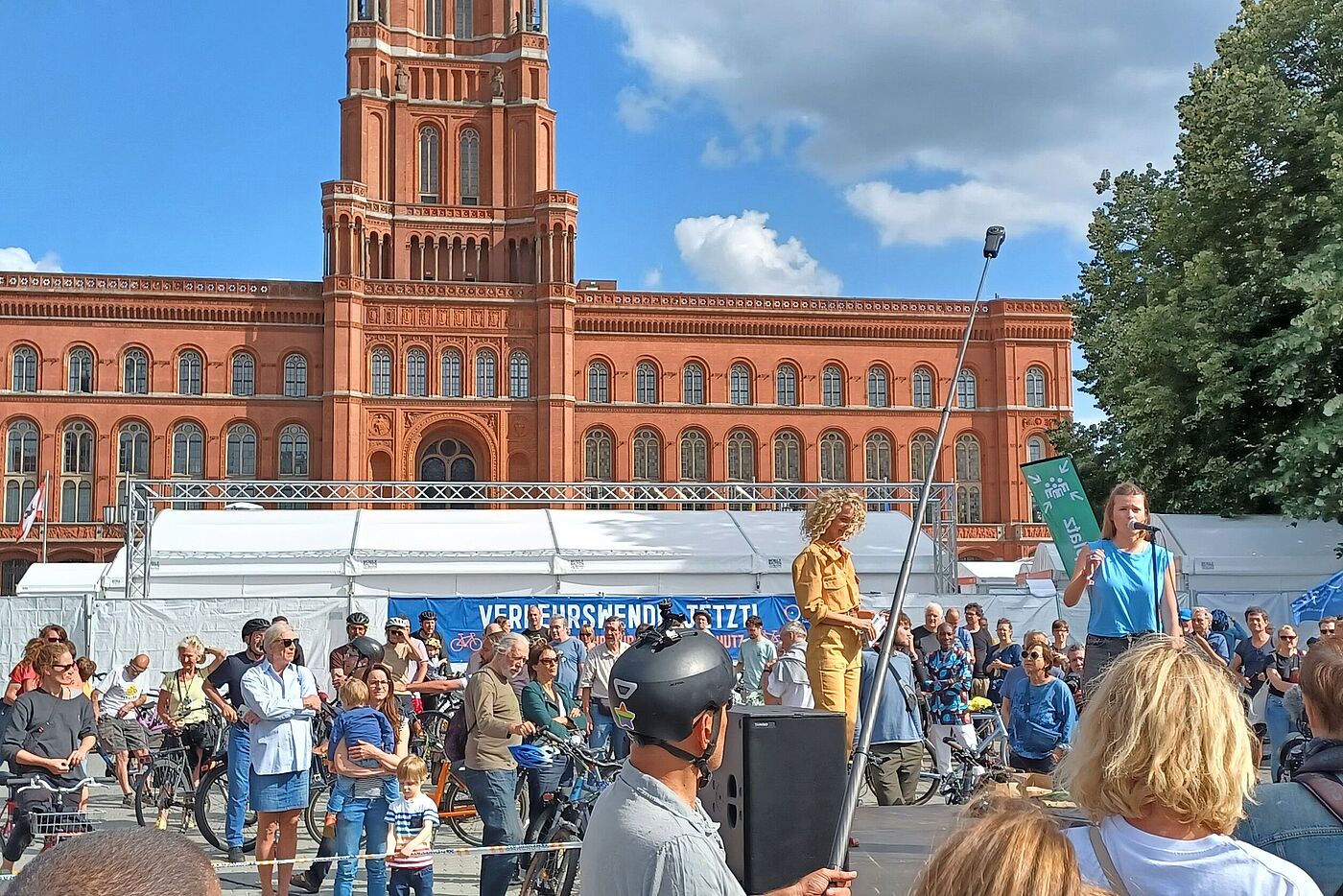 Radwegestopp? #Nichtmituns! Fahrraddemo am 2. Juli 2023  Luisa Neubauer bei der Abschlusskundgebung vor dem Roten Rathaus