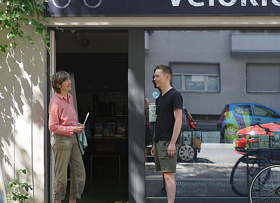 ADFC Velokiez in der Möckernstraße 47 Personen vor dem ADFC Velokiez in der Möckernstraße 47