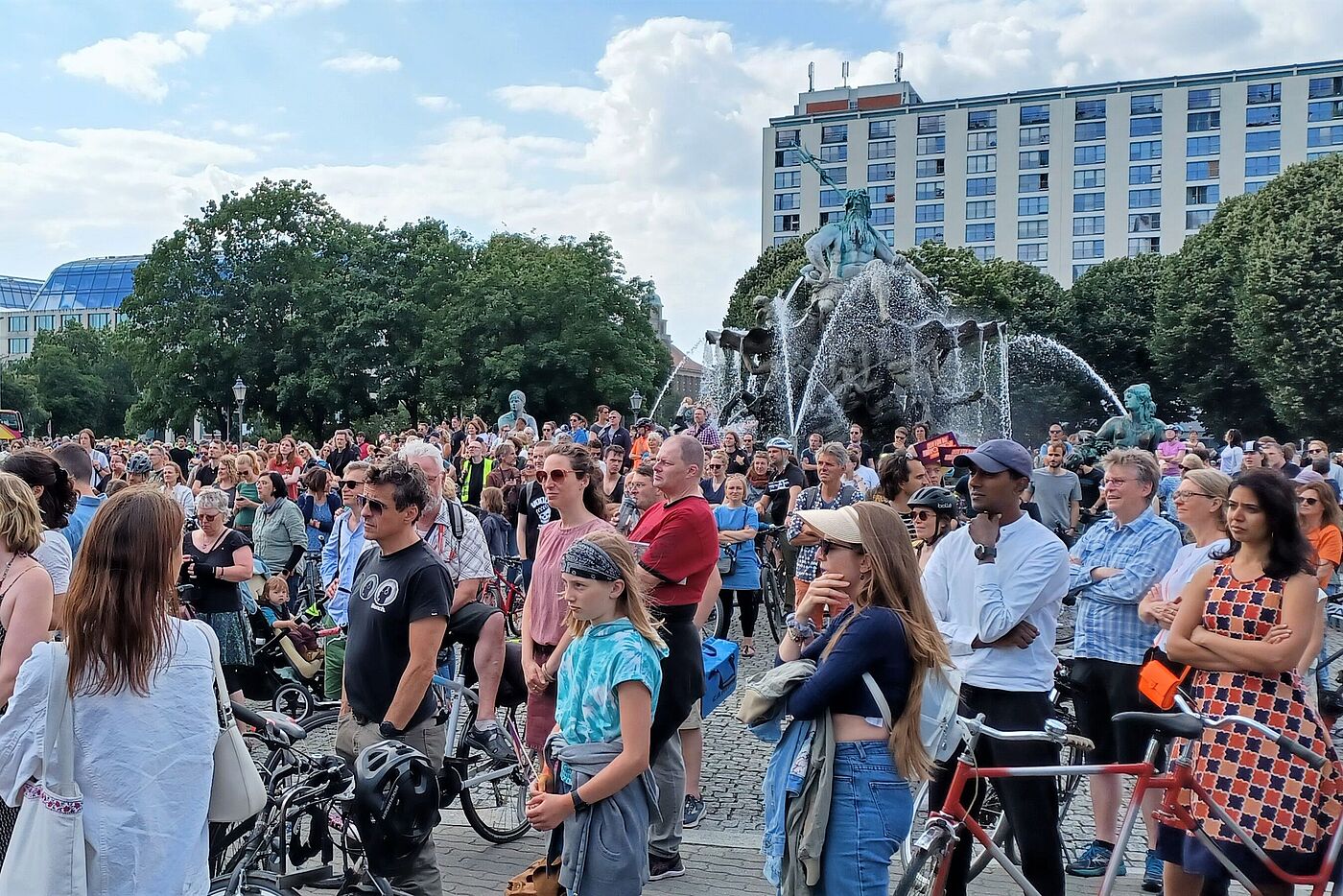 Radwegestopp? #Nichtmituns! Fahrraddemo am 2. Juli 2023  Menschen stehen um den Neptunbrunnen und hören der Abschlusskundgebung zu
