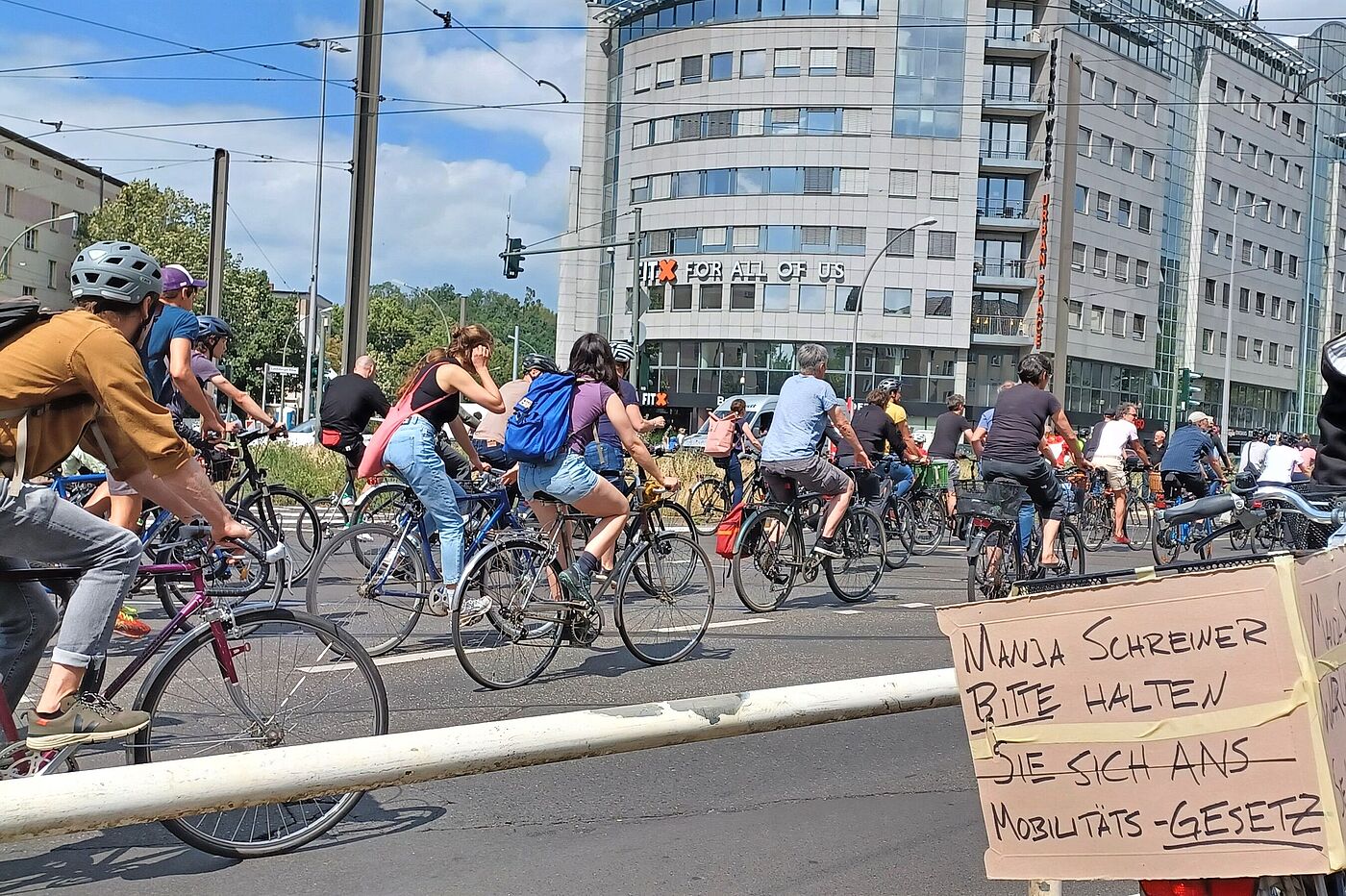 Radwegestopp? #Nichtmituns! Fahrraddemo am 2. Juli 2023  Schild bei Fahrrad Demo: Manja Schreiner bitte halten Sie sich ans Mobilitätsgesetz