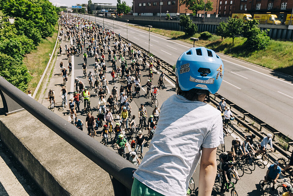 Sternfahrt 2025 Kind schaut auf die ADFC Fahrradsternfahrt auf der Autobahn hinunter