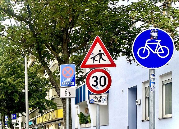 Tempo 30 an der Grunewaldstraße in Berlin Schöneberg Auf dem Foto sind mehrere Verkehrszeichen zu sehen: Tempo 30, Kinder, benutzungspflichtiger Radweg, Lieferzone