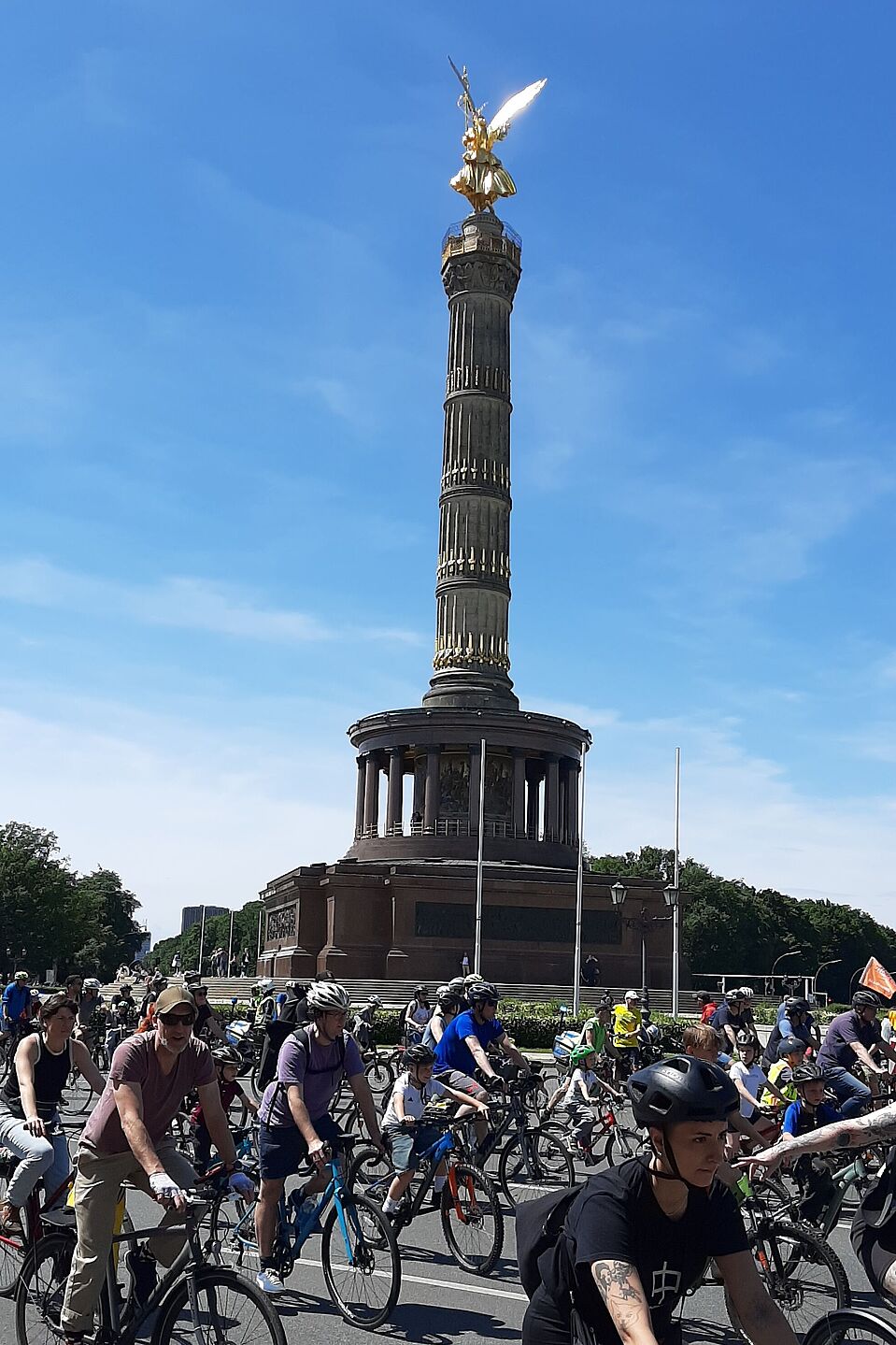 ADFC-Sternfahrt 2025 Radfahrende rund um die Siegessäule in Berlin