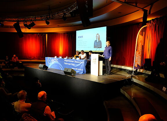ADFC Berlin e.V. - Mitgliederversammlung 2024 - Begrüssung durch Hannelore Lingen