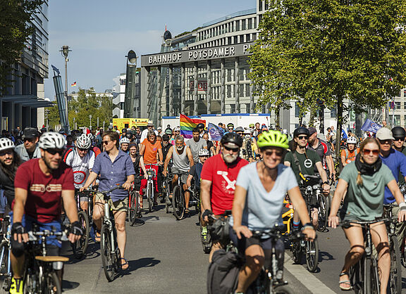 Kreisfahrt 2023 Fahrradfahrer:innen bei der Kreisfahrt am Potsdamer Platz