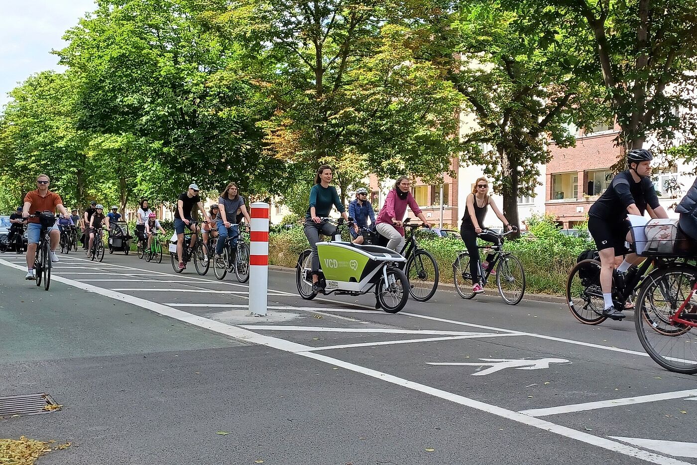 Radwegestopp? #Nichtmituns! Fahrraddemo am 2. Juli 2023  Radweg und Querungshilfe für Fußgänger:innen