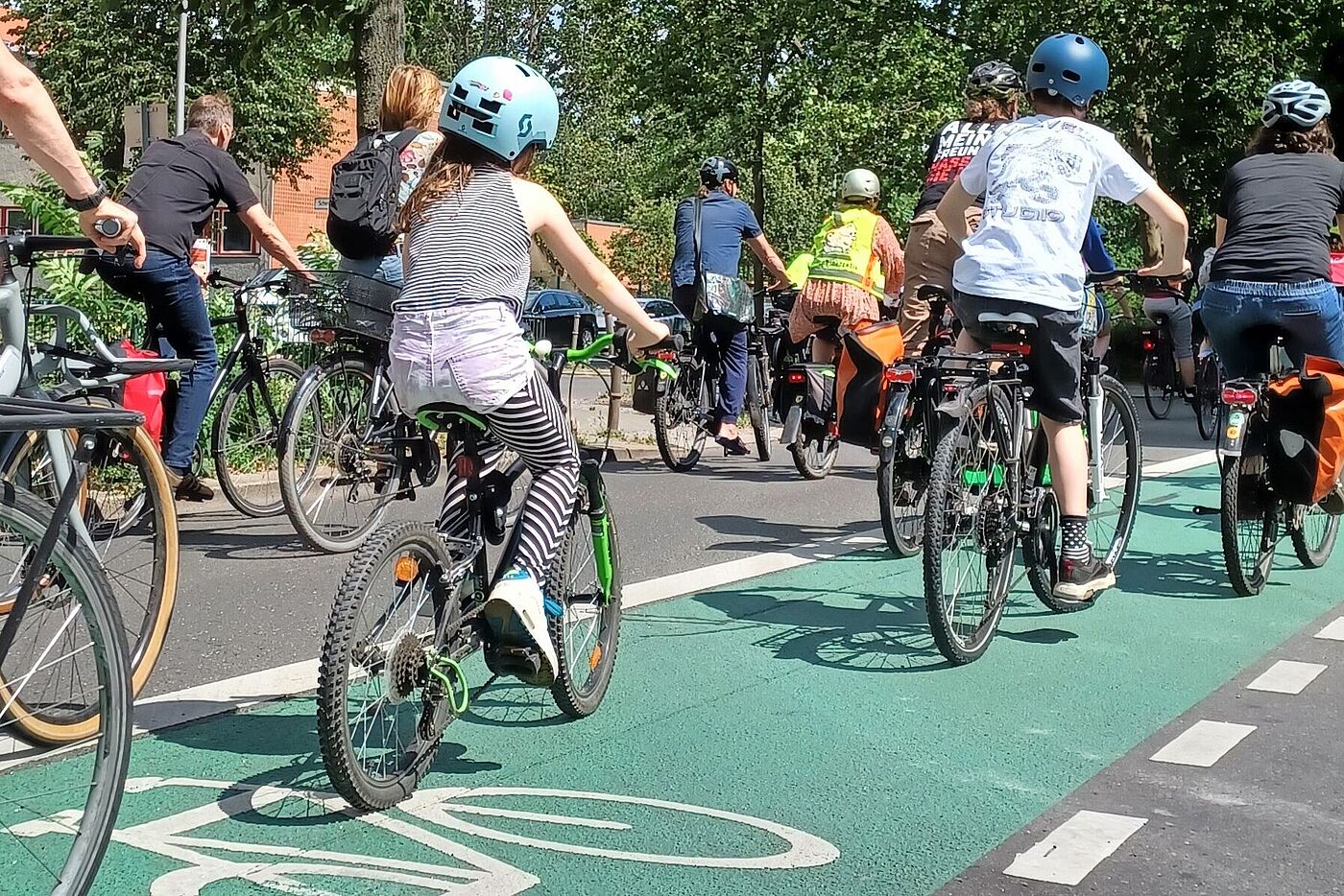 Radwegestopp? #Nichtmituns! Fahrraddemo am 2. Juli 2023  Kinder fahren auf einem grünen Radfahrstreifen